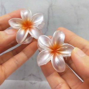 Pinces à cheveux en plastique - Accessoires capillaires floraux hawaïens, pétales translucides givrés, pour une ambiance tropicale parfaite pour les filles et les femmes - Product Image 2