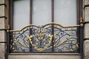 Rampe de balcon en fer forgé de style victorien KHP, à fixer au sol ; Montage facile, résistante à la rouille, avec accents dorés, garantie 3 ans - Product Image 4