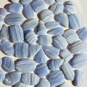 Gema Cabujón de Ágata Azul AAA – Calcedonia Natural Rayada Piedra Suelta para Anillo, Colgante, Joyería, Lote a Precio Mayorista - Product Image 1