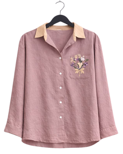 Ensemble deux pièces décontracté pour femme : chemise rose poudré et pantalon large beige en coton et lin avec poches brodées – Idéal pour l'été - Product Image 1