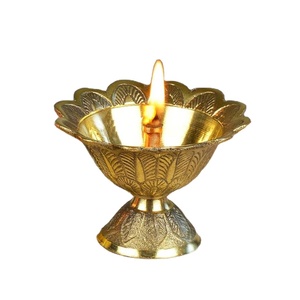 Elegante Lámpara de Aceite de Latón con Motivo Tradicional en la Parte Posterior, Soporte para Múltiples Diyas para Sala de Puja, Decoración de Templos e Iluminación Festiva - Product Image 2