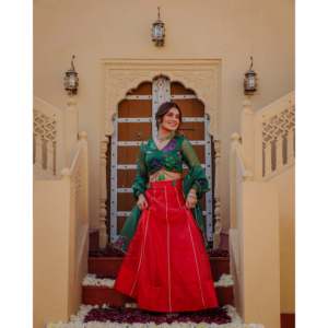 ชุดเลเฮนกาสีเขียวลายลิลลี่วาดด้วยมือ-ผ้าออร์แกนซ่า ไซส์ XS แขนสามส่วน สไตล์ดั้งเดิม สำหรับงานดิวาลี/งานแต่งงาน จัดส่งรวดเร็ว - Product Image 2