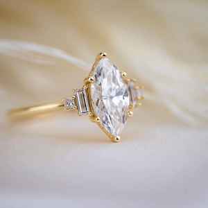 Anillo de compromiso con diamante cultivado en laboratorio de corte marquesa de 2.00 quilates para mujer, oro amarillo de 14K con baguette lateral, regalo sorpresa para enamorados - Product Image 3