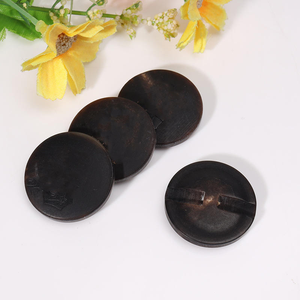 Botón Ecológico de Color Negro Natural, Cosido a Mano, con Base de Cuerno, Sin Agujeros, Moderno, para Traje o Suéter - Product Image 1