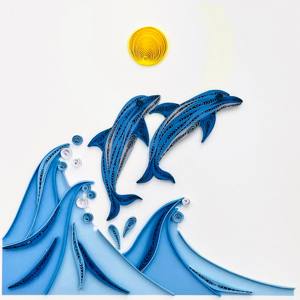 Tarjeta de quilling con diseño de delfín saltando en el océano, con sobre, inspirada en la naturaleza, criatura marina azul, tarjeta de felicitación hecha a mano. - Product Image 1