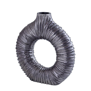 Elegante florero de metal plateado para la recepción de una oficina corporativa o como centro de mesa para sala de reuniones. - Product Image 4