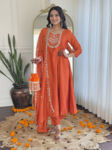 Conjunto de Kurta Recta Bordada en Seda Vichitra Naranja para Mujer con Pantalón de Rayón y Dupatta Bordada en Seda Vichitra - Product Image 6
