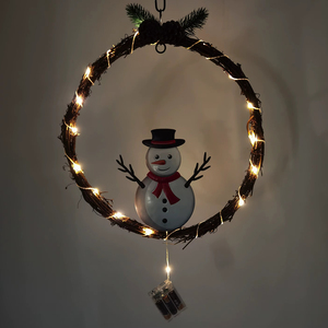 Adorable corona de vid iluminada con un lindo muñeco de nieve en el centro, un acento festivo preiluminado para una decoración acogedora del hogar en invierno. - Product Image 3