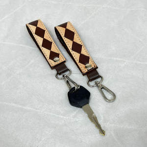 พวงกุญแจหนังแท้ลายตารางคุณภาพสูงรุ่นล่าสุด สีสันสดใสหลากหลายสไตล์ตะวันตก สำหรับผู้ชายและผู้หญิง - Product Image 4