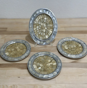 Posavasos circulares metálicos vintage grabados con motivos de patos en vuelo, disponibles a precios de mayorista. - Product Image 2