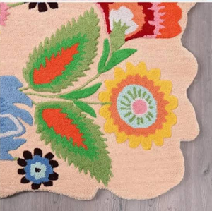 Tapis en laine douce et crémeuse avec bord festonné et motifs floraux colorés, disponible à prix de gros. - Product Image 1