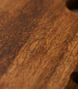 Planche à découper en bois de manguier en forme d'axe, finition noyer, bloc de découpe décoratif pour aliments, plateau de service pour fromages et charcuteries - Product Image 2