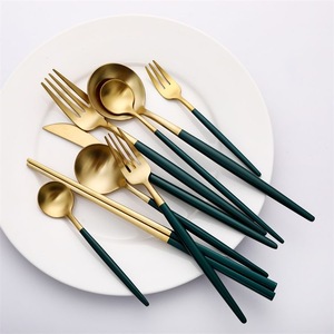Ensemble de couverts de luxe en acier inoxydable doré et vert, finition miroir, réutilisable pour mariages et réceptions - Product Image 2