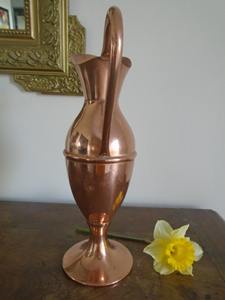 Carafe de service en cuivre de luxe avec long bec courbé et base robuste sur pied pour une expérience culinaire raffinée et les restaurants royaux - Product Image 5