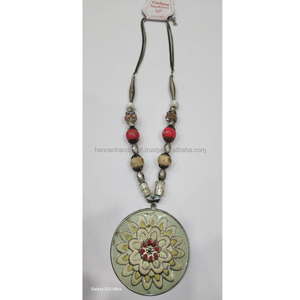 Collier long en résine à maillons épais, fait main, style vintage, design supérieur, mélange multicolore, motif ange ajouré - Product Image 6