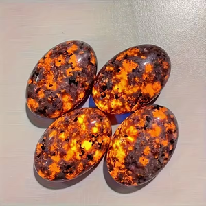 Pierre de palmier Yooperlite naturelle, roche fluorescente réactive aux UV, pierre de poche en sodalite polie pour la méditation Reiki - Product Image 6