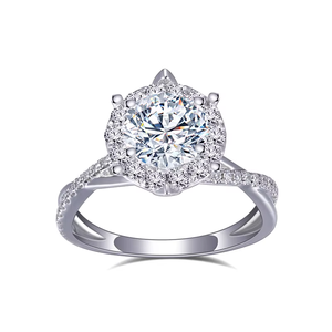 Anillo de Compromiso con Diamante de Corte Brillante Redondo, Plata 925 con Baño de Rodio, Engaste Pavé, Joyería Fina Clásica para Mujer - Product Image 1