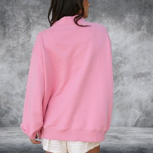 เสื้อสเวตเชิ้ตคอเต่าพรีเมียมสำหรับผู้หญิง ยี่ห้อ Parke Pink OEM ผ้าฝ้ายฟลีซปักลายตัวอักษรเชนีล น้ำหนัก 200 กรัม สำหรับฤดูหนาว - Product Image 2