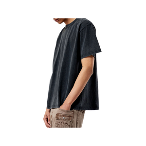 Camiseta de manga corta con cuello redondo para hombre, color negro lavado, corte holgado, estilo urbano. - Product Image 4