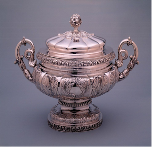 Sopera ovalada clásica de plata con elegantes bordes gadronados y asa decorativa en forma de concha, disponible a precios de mayorista. - Product Image 2