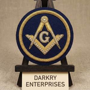 Insignia Masónica Personalizada Bordada con Hilo Metálico, Escuadra y Compás Dorados sobre Libro Abierto, Parche de Fieltro Azul Marino Hecho a Mano, Regalia de la Francmasonería - Product Image 3