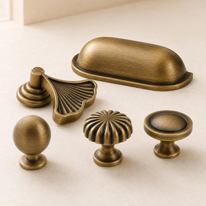 Poignées de meuble en laiton antique, tirants de tiroir vintage, poignées de meuble classiques, quincaillerie de placard rétro, décoratives pour commodes de cuisine - Product Image 1