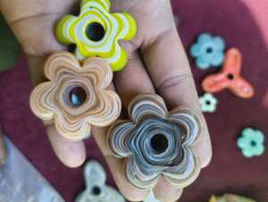 Cuentas de Vidrio con Forma de Flor, Hechas a Mano, Acabado Esmerilado, con Orificio Central, para la Creación de Joyería, Manualidades y Decoración - Product Image 3