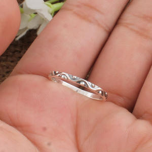 Bague en argent sterling 925 avec perles de turquoise, motif classique à pois, pour femme, idéale pour l'empilage, bijoux fins, vente en gros, directement de l'usine. - Product Image 1