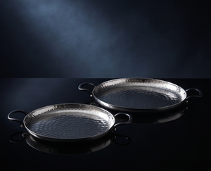 Plateau de service ovale rond en argent, plateau en métal lourd texturé, article de vaisselle de cuisine et de salle à manger en stock - Product Image 1
