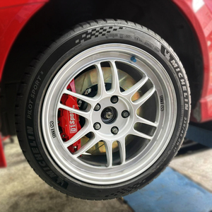 Kit de frenos delanteros D1Spec para Mitsubishi Lancer Evolution, pinzas rojas con rotores y líneas - Product Image 4