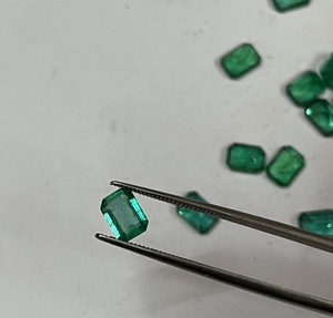 Esmeralda Natural calibrada, forma octagonal de esmeralda de 7x5mm, gran claridad y brillo - Product Image 3