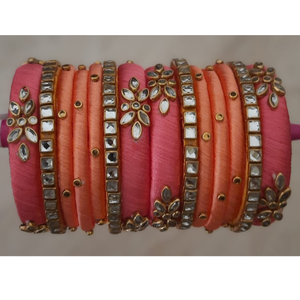 Conjunto de brazaletes hechos a mano con hilo de seda color melocotón y rosa, con trabajo floral Kundan - Joyería étnica india tradicional para mujeres, para usar en bodas. - Product Image 2