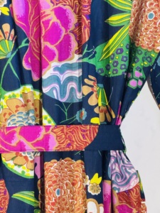 Bata Kimono de Algodón con Estampado Floral Azul Marino para Mujer, Hecha a Mano, Ligera, con Cinturón - Product Image 5