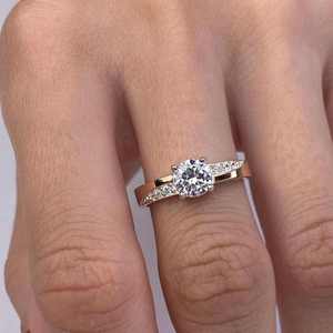 Bague de fiançailles en moissanite taille ronde en or blanc 14 carats sertie de griffes, alliance pour femme, cadeau d'anniversaire - Product Image 1