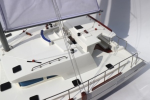 Modelo de Barco de Vela Moderno LAGOON 500 CATAMARAN, Hecho a Mano en Madera Pintada, para Regalos y Coleccionables - Product Image 4
