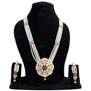 Juego de Joyería Nupcial para Mujer, Estilo Indio Tradicional, Base de Latón Chapado en Oro, Imitación de Perlas, Hecho a Mano, Jaal Puwai Rani Haar - Product Image 1