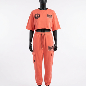 ชุดเซ็ตเสื้อครอปท็อปและกางเกงคาร์โก้สำหรับผู้หญิง ผ้าคอตตอนฟลีซเนื้อนุ่มพิเศษ 300 GSM พร้อมปักโลโก้ตามสั่ง - Product Image 5