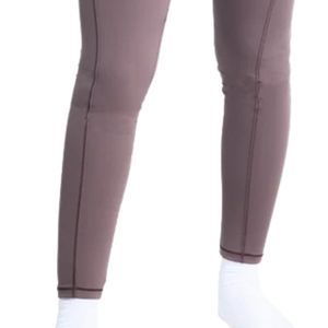 Leggings Capri taille haute gris taupe pour femme, pantalon de sport extensible et ajusté avec design ergonomique pour le yoga, la course et l'entraînement physique - Product Image 3