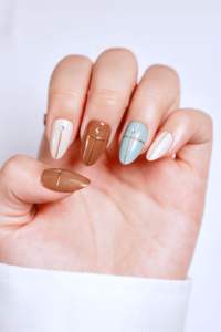 Uñas postizas de lujo con joyas, venta al por mayor, fábrica OEM ODM, forma almendrada, personalizadas, color nude con línea dorada, uñas a presión. - Product Image 5