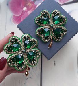 Broche de créateur exclusive brodée et perlée, fabriquée à la main avec des perles de qualité supérieure et une broderie fine, artisanale. - Product Image 1