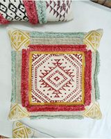 Housse de coussin décorative sophistiquée d'inspiration mondiale avec des textures riches et multi-couches