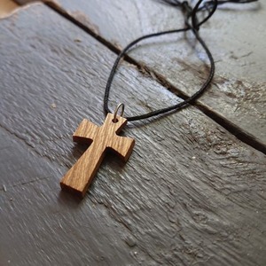 Collar con Colgante de Cruz de Madera, Acabado Natural, Cordón Negro, Joyería Religiosa Sencilla - Product Image 4