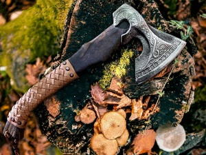 Hache utilitaire de qualité industrielle supérieure, manche en bois, tête à lame barbelée, acier au carbone, pour survie en extérieur, motif personnalisé, cuir - Product Image 4