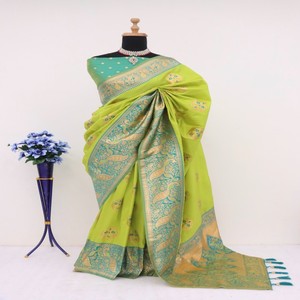 Sari de Seda Suave Teñido a Mano VASTRA COTTAGE Premium con Intrincada Tejido Zari Banarasi y Borde de Pavo Real en Contraste - Product Image 1