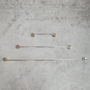 Ensemble de porte-serviettes mural en métal au design minimaliste avec finition chromée et trois barres pour salle de bain moderne - Product Image 5
