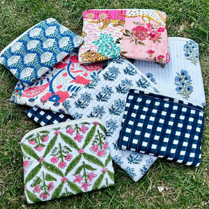 กระเป๋าเครื่องสำอางแบบพกพาลายดอกไม้ผ้าฝ้ายเนื้อนุ่ม ลดราคาพิเศษ ของขวัญสำหรับเพื่อนเจ้าสาว กระเป๋าใส่ของจุกจิกสำหรับผู้หญิง ขนาดเล็ก - Product Image 1