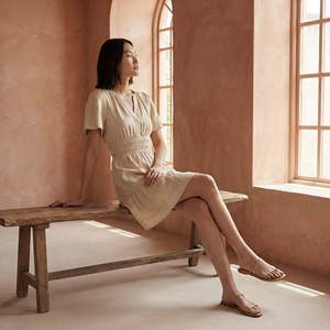 Robe courte à volants en coton et lin beige pour femmes, avec manches courtes, tissu léger, style moderne - Product Image 4