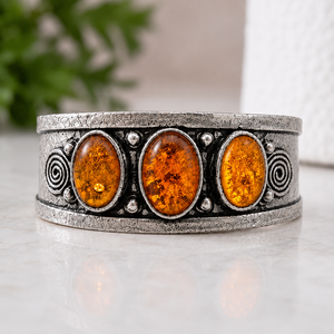 Brazalete Ancho de Ámbar Báltico para Mujer, Diseño Vintage con Motivos de Espiral, Plata/Latón Dorado, Engaste Artesanal, Estilo Boho, de Jewelry Town Artisan - Product Image 2