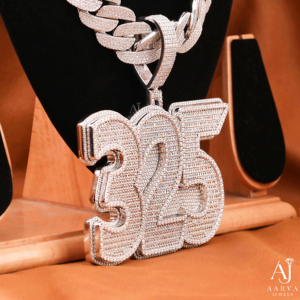 Reloj de Plata de Ley 925 con Colgante de Moissanita de Calidad de Exportación, con Elegante Adorno de Piedras y Construcción Duradera para Uso Diario - Product Image 3