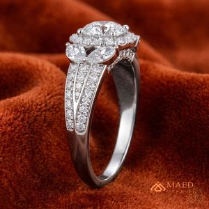 Anillo de compromiso de plata con tres piedras de moissanita de corte redondo, joyería nupcial para mujer, estilo elegante y moderno - Product Image 2